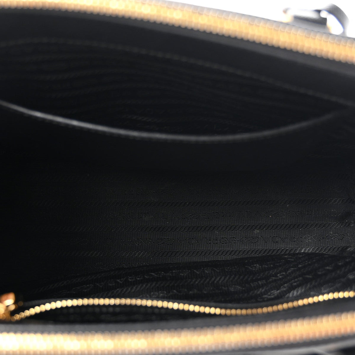 Saffiano Medium Galleria Double Zip Tote Black