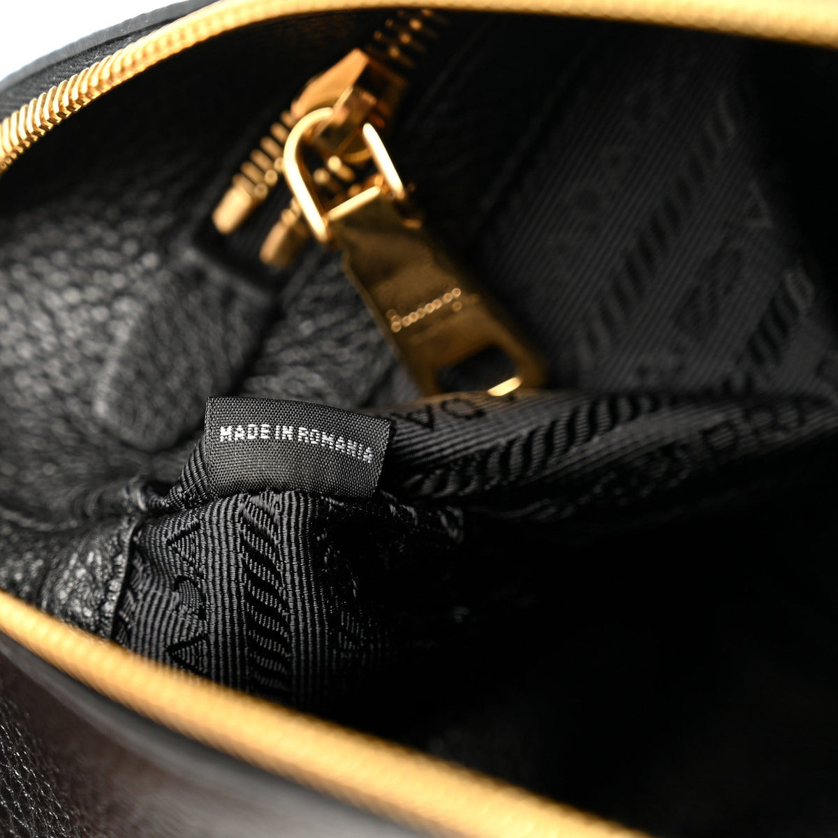 Vitello Daino Zippered Shoulder Bag  Black