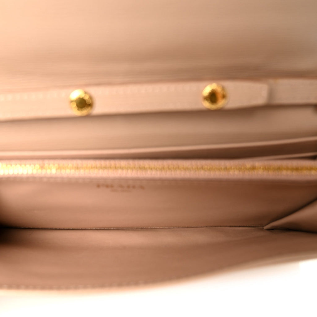 Vitello Move Metal Oro Chain Wallet Cammeo