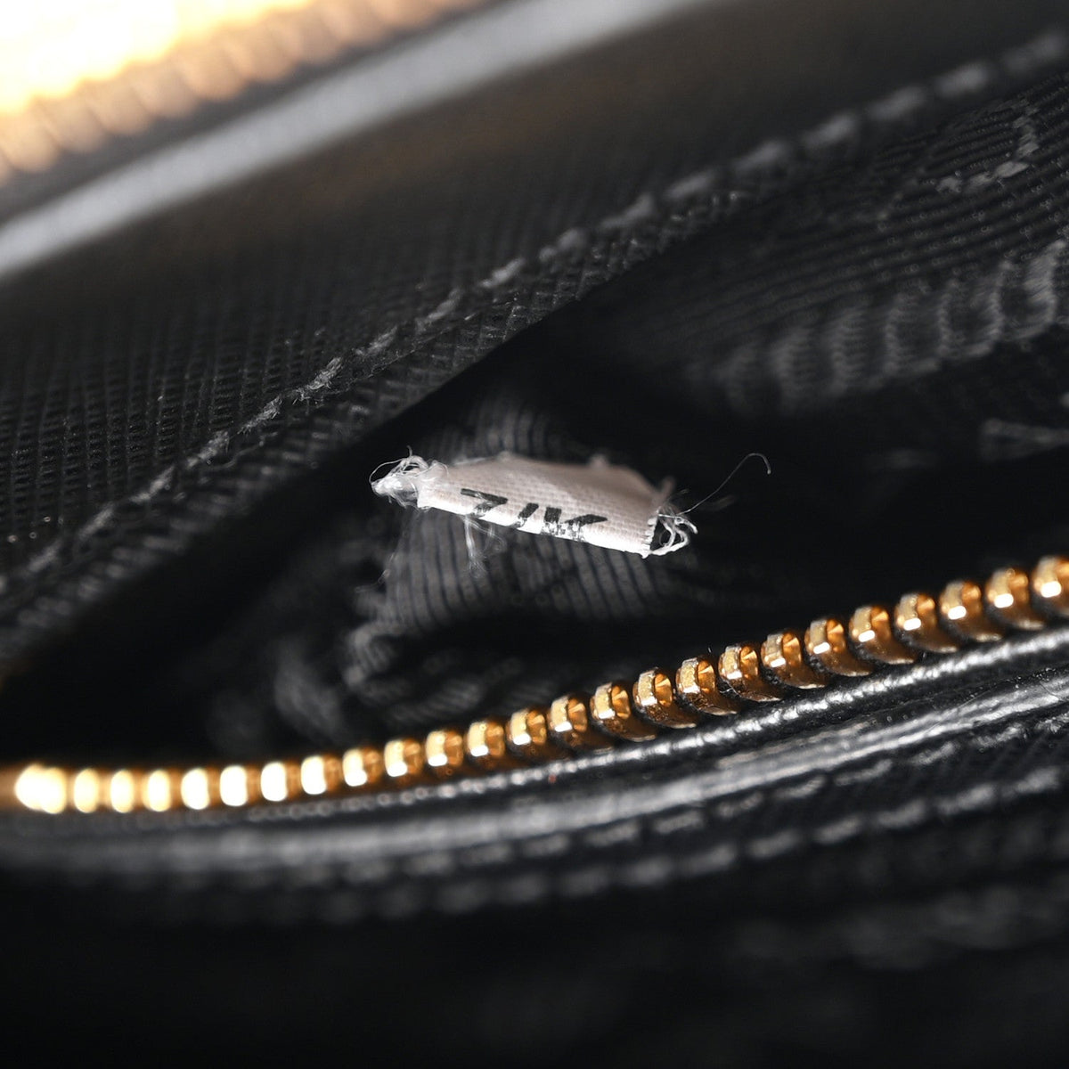 Saffiano Medium Galleria Double Zip Tote Black