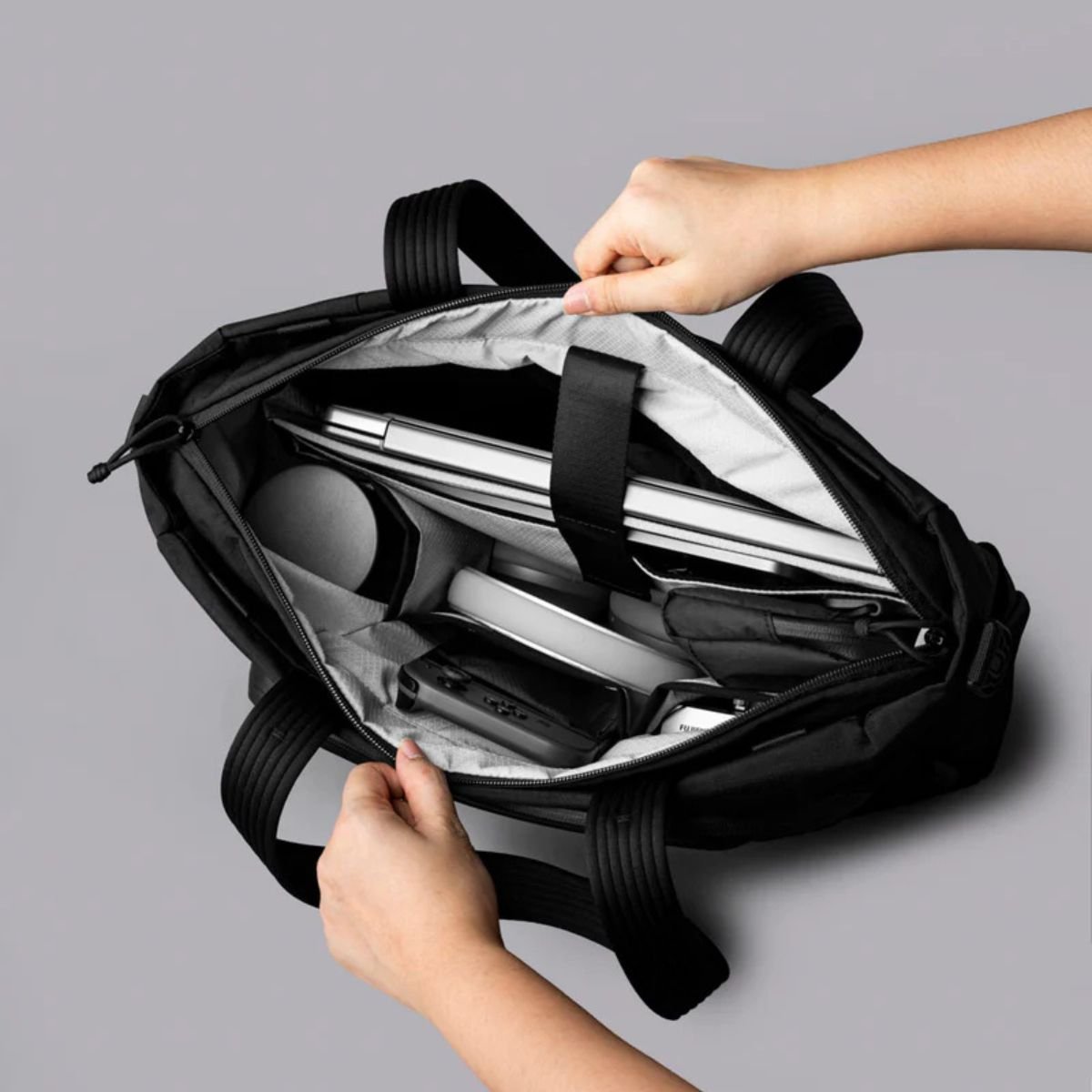 Alpaka Bravo Tote V2 14L in Black