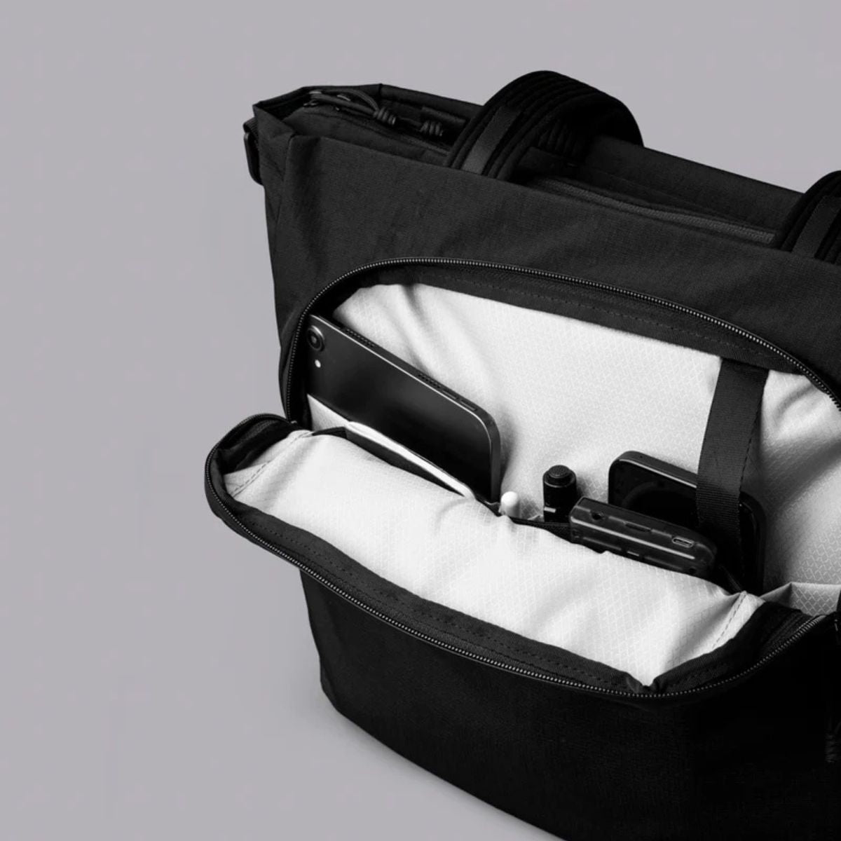 Alpaka Bravo Tote V2 14L in Black