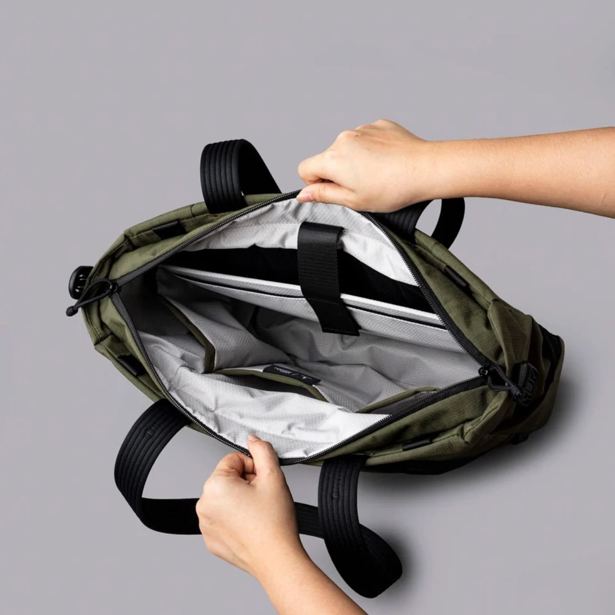 Alpaka Bravo Tote V2 14L in Green Axoflux 400D