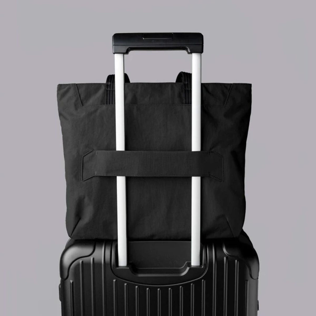 Alpaka Flight Tote Medium in Black