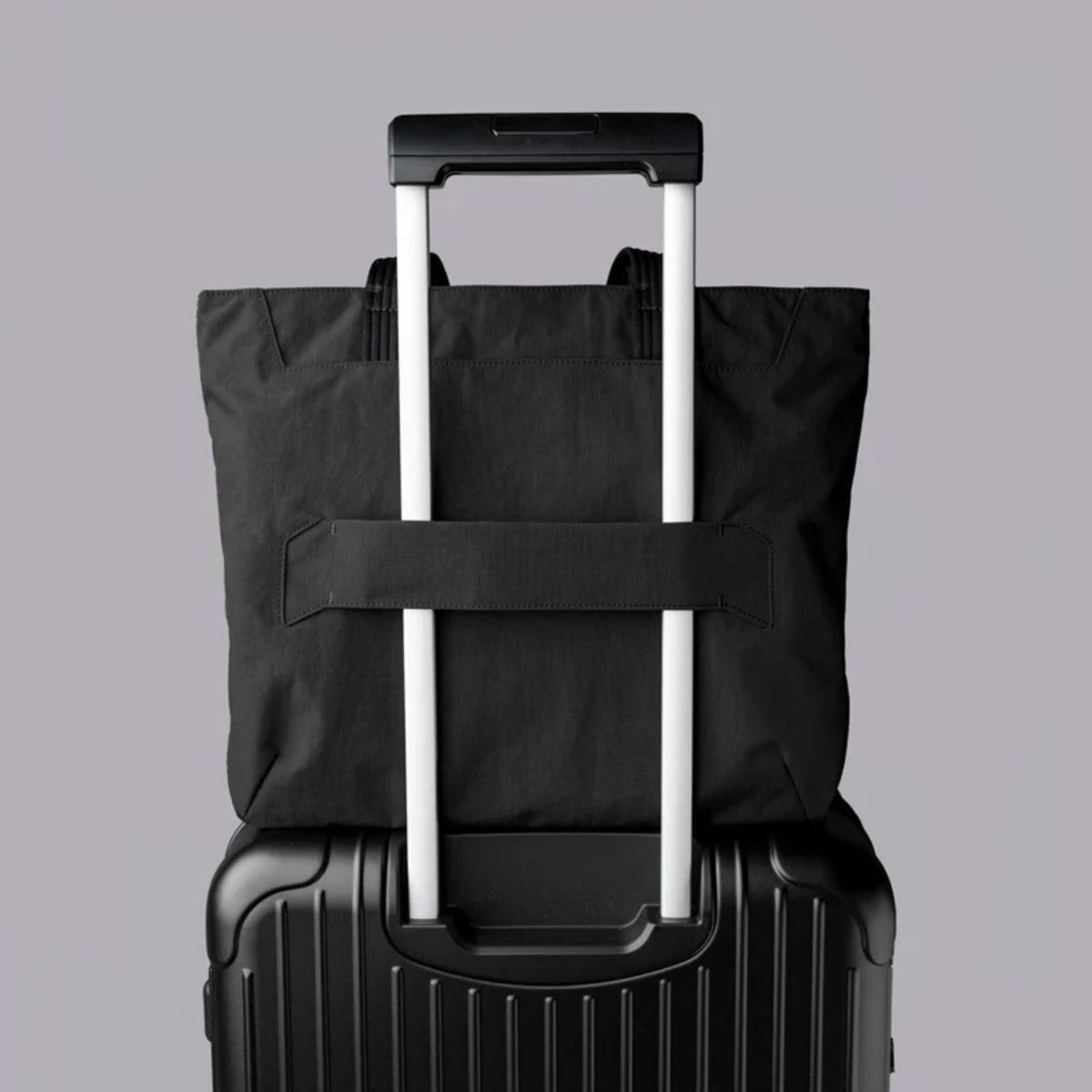 Alpaka Flight Tote Medium in Black