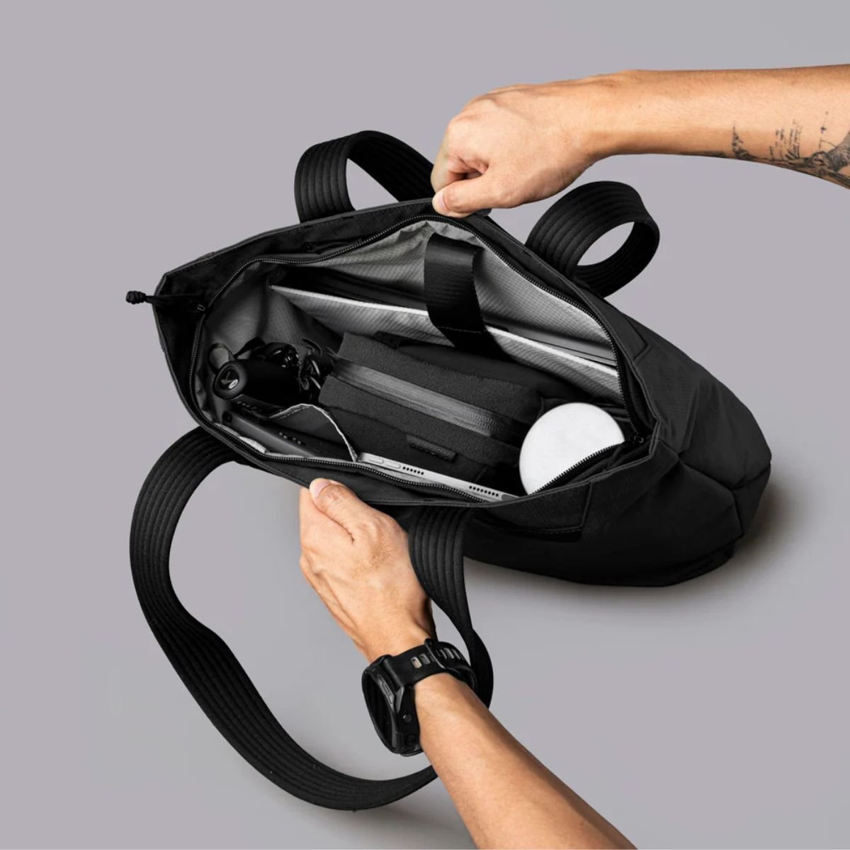 Alpaka Flight Tote Medium in Black