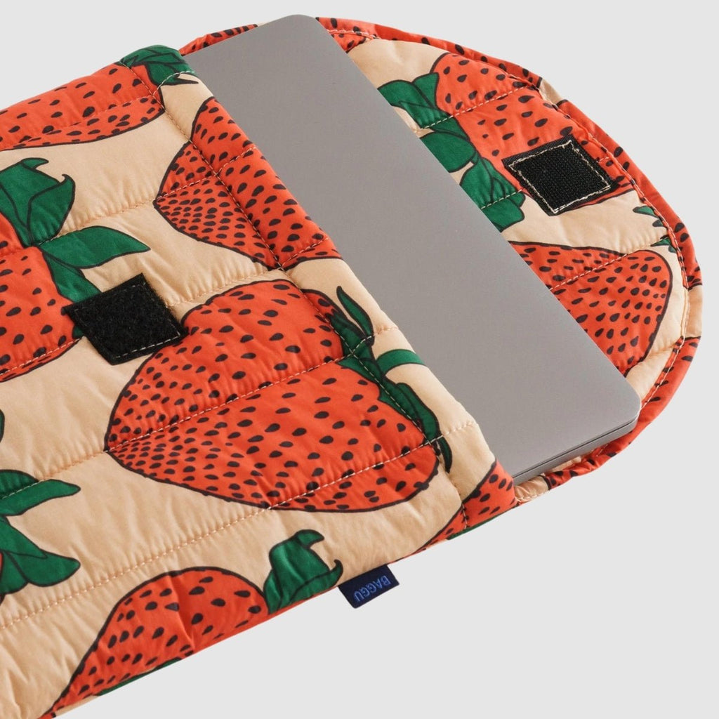 Baggu Puffy Laptop Sleeve 16" in Strawberry