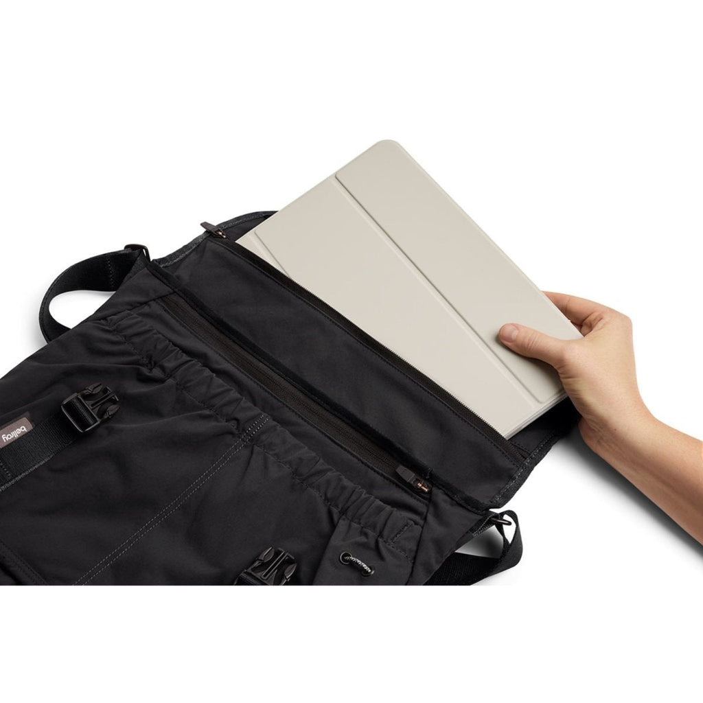 Bellroy Cinch Messenger in Black
