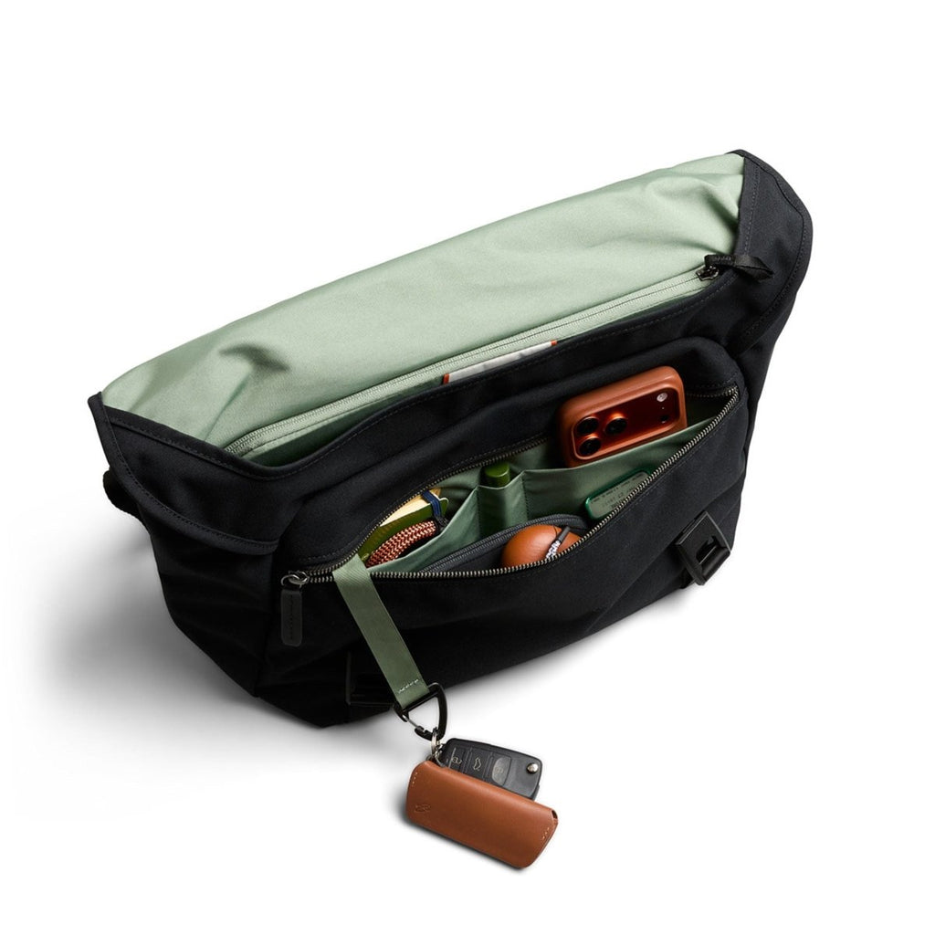 Bellroy Classic Messenger 13L in Black