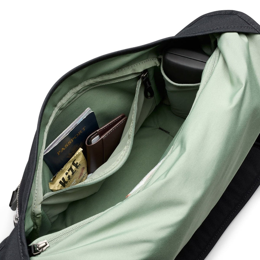 Bellroy Classic Messenger 13L in Black