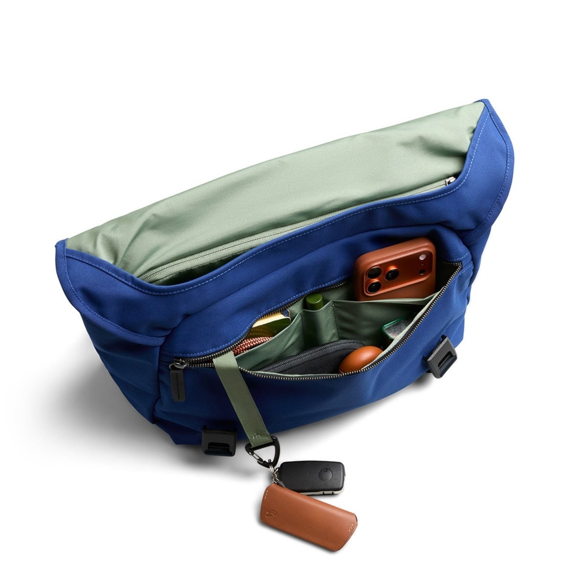 Bellroy Classic Messenger 13L in Indigo