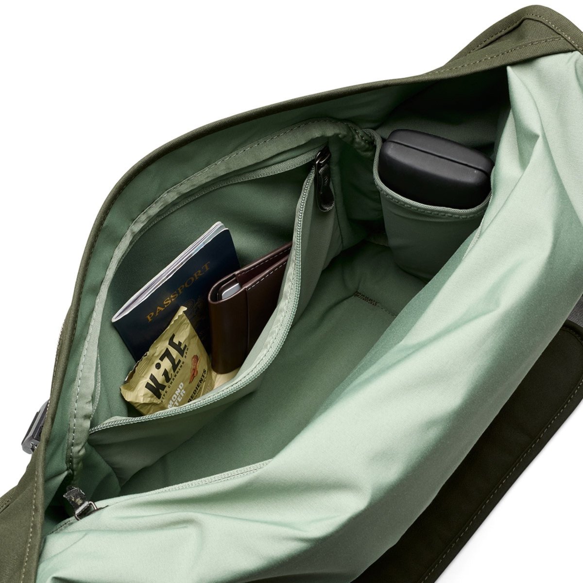 Bellroy Classic Messenger 13L in Olive