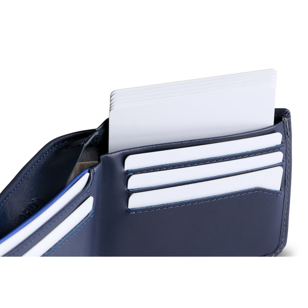 Bellroy Hide & Seek Lo in Navy