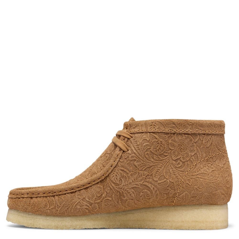 Clarks Men's Wallabee Boot in Light Tan Embossed