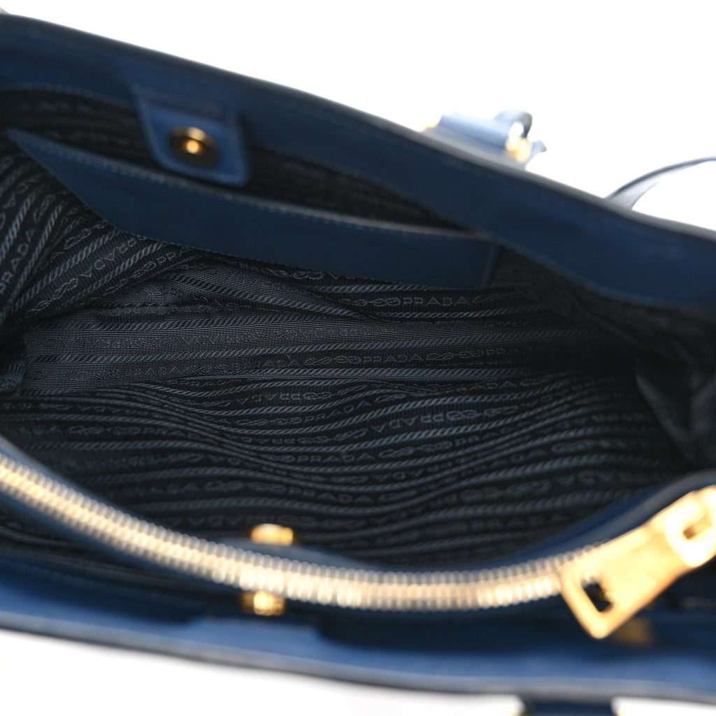 Saffiano Medium Galleria Double Zip Tote Cobalto